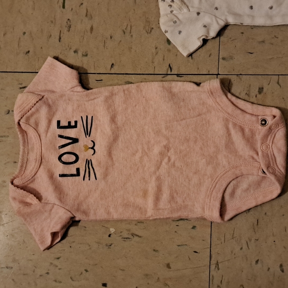 3 pack of Carter's Newborn onsies baby girl - Picture 3 of 5
